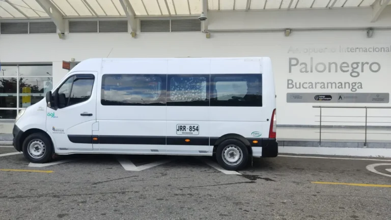 Vehículo de transporte empresarial y VIP de Angel Logística Service 24/7 SAS en operación en Colombia