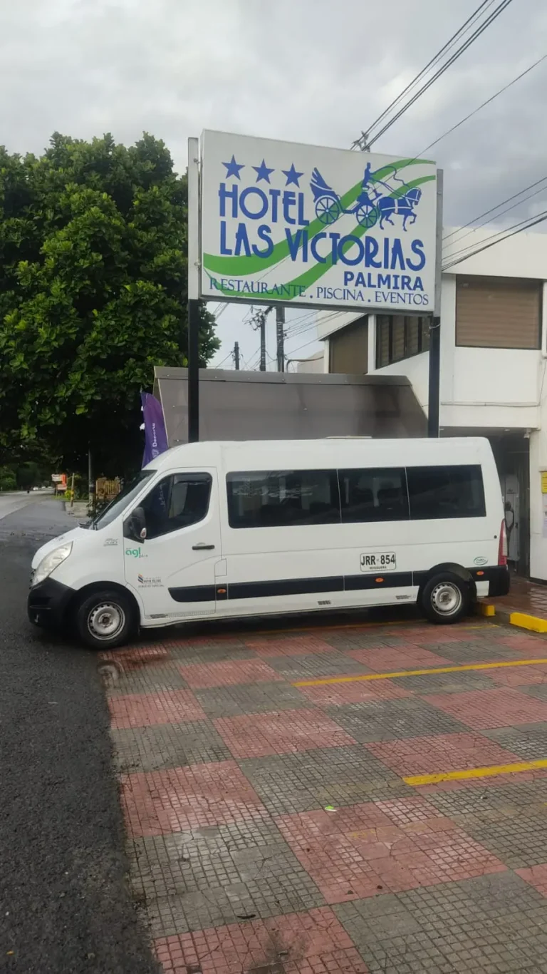 Vehículo de transporte empresarial y VIP de Angel Logística Service 24/7 SAS en operación en Colombia