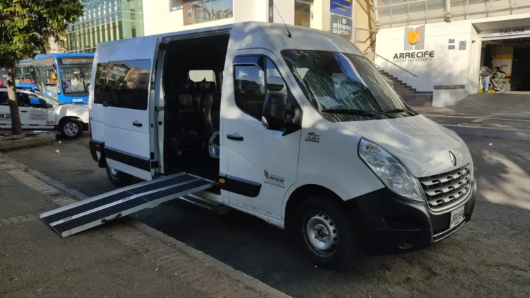 Vehículo de transporte empresarial y VIP de Angel Logística Service 24/7 SAS en operación en Colombia